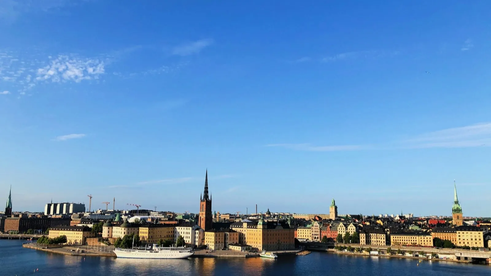 Stockholms Gamla Stan med Riddarholmskyrkan från Mälaren