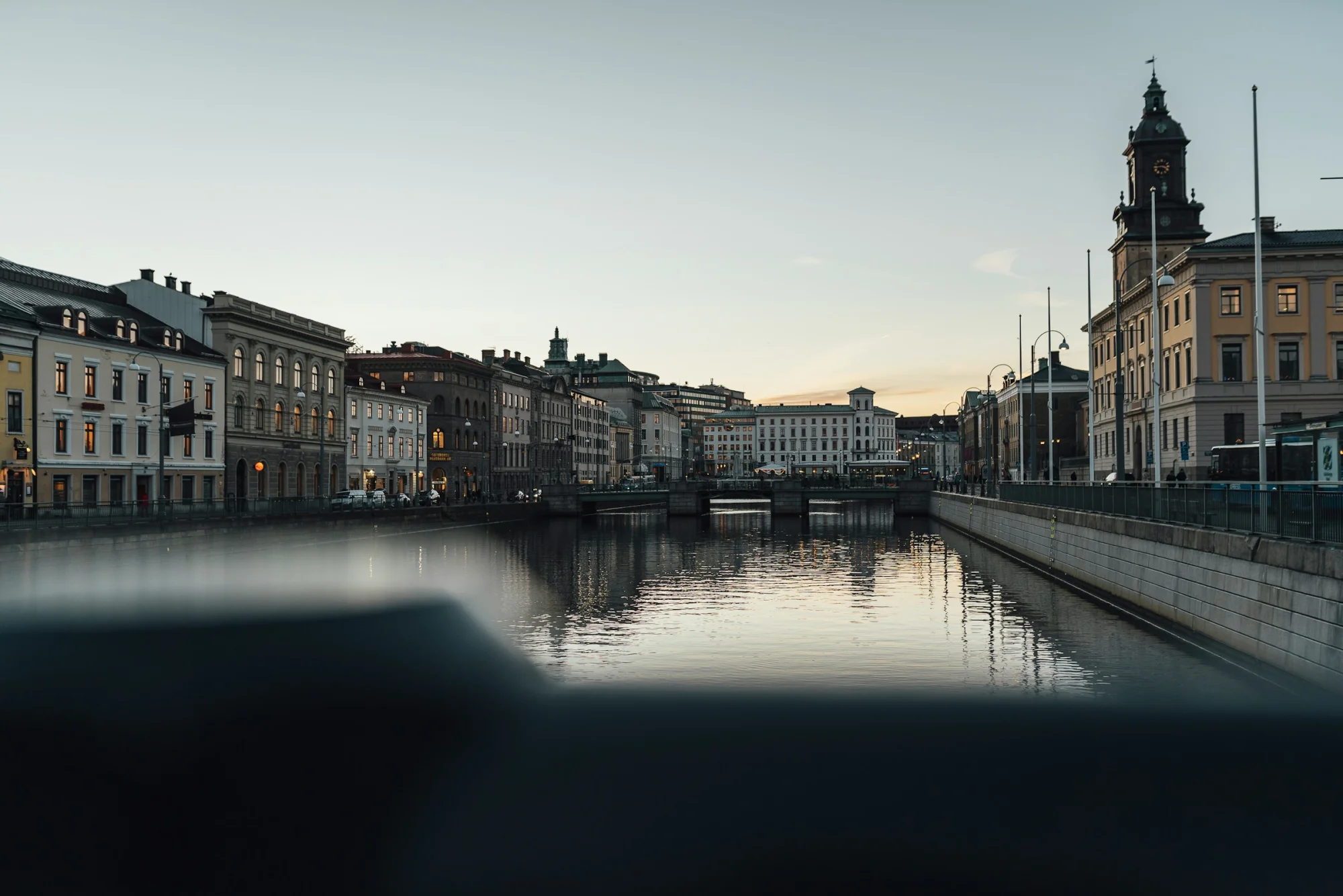 Kanal och stenhus i centrala Göteborg