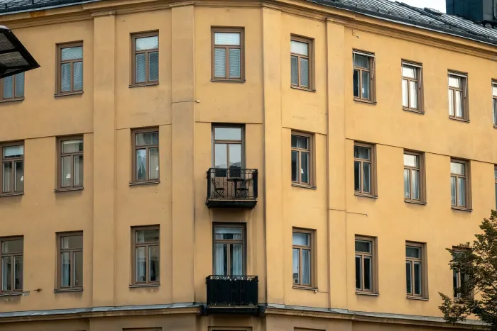 Gult stenhus med balkonger i Stockholm