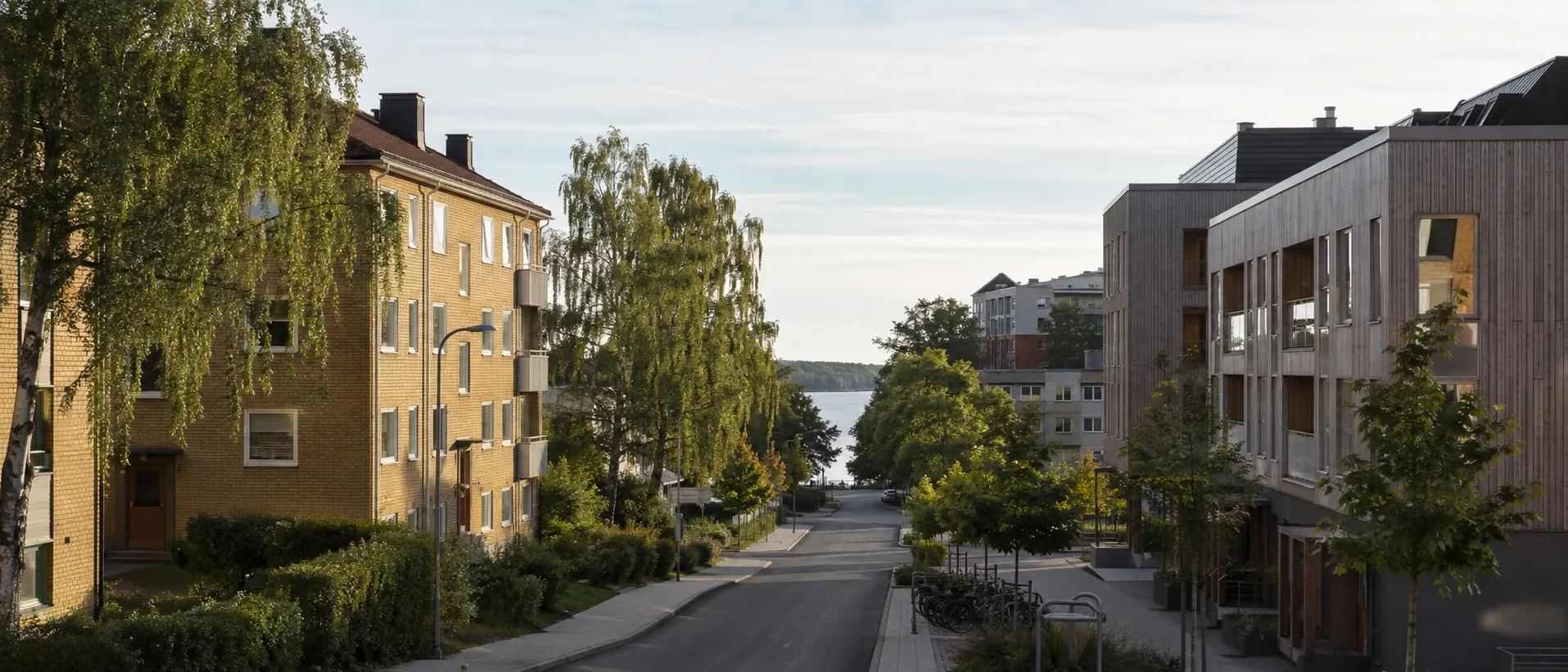 Ett svenskt bostadsområde med lägenheter, villa, nyproduktion och vatten