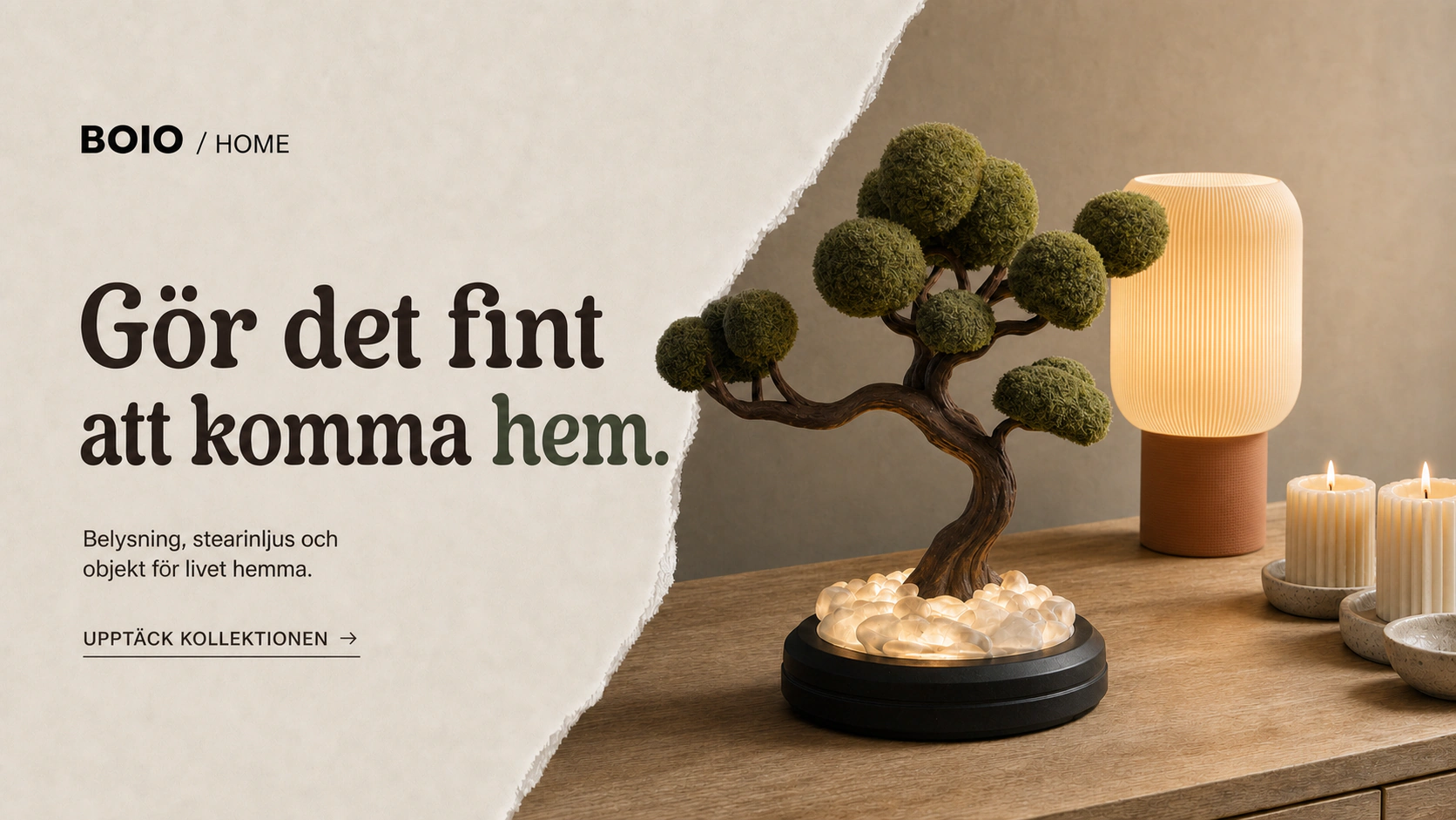Skulptural bonsailampa, ribbad bordslampa och tända stearinljus på ett sideboard